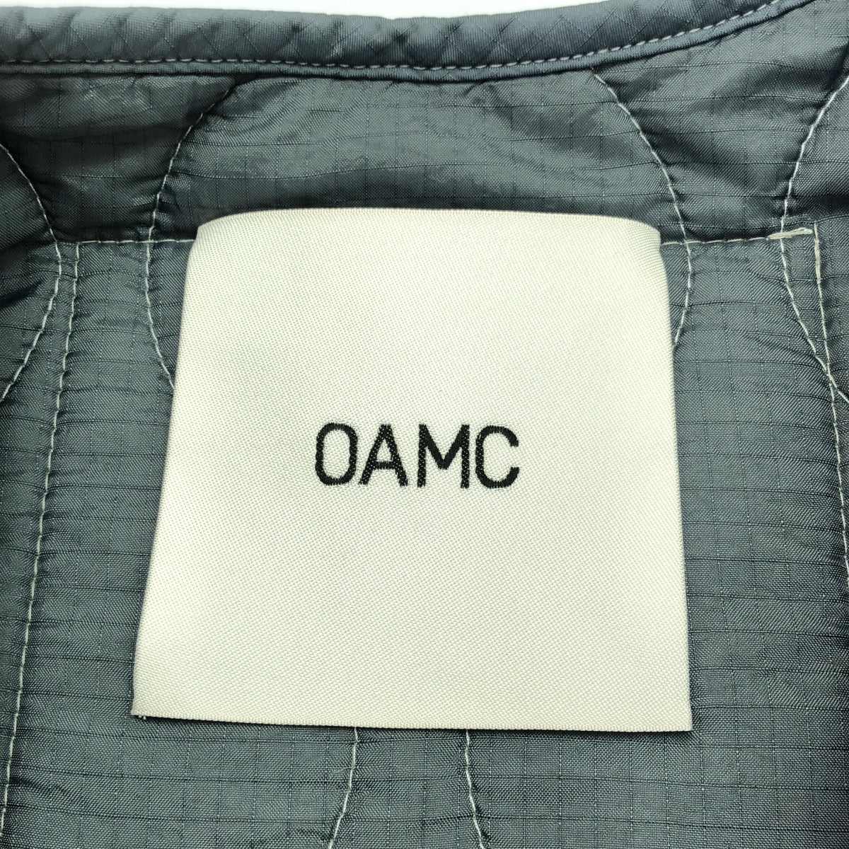 【美品】 OAMC / オーエーエムシー | Combat Liner Quilting Jacket / キルティング ノーカラー オーバージャケット | S | グレー | メンズ