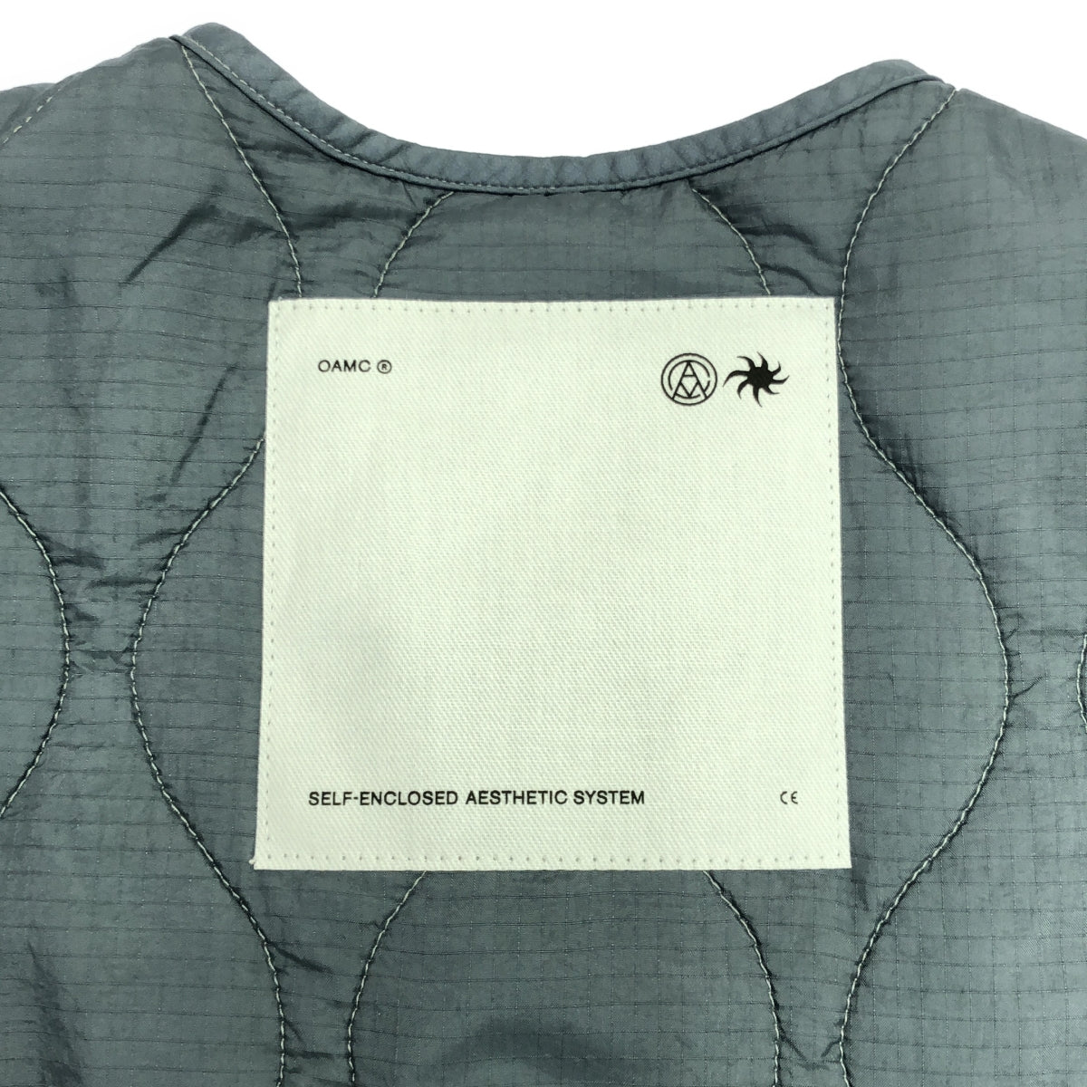【美品】 OAMC / オーエーエムシー | Combat Liner Quilting Jacket / キルティング ノーカラー オーバージャケット | S | グレー | メンズ
