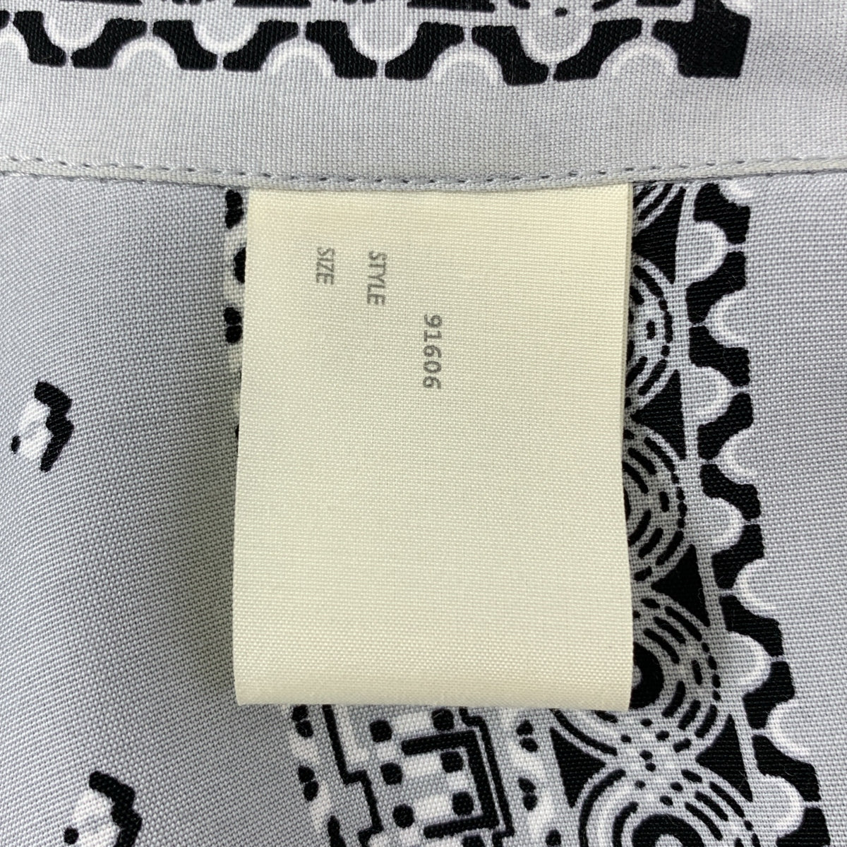 N.HOOLYWOOD | 2022 秋冬 | 幾何圖案開領長袖襯衫 | 落肩,寬鬆廓形,開領 | 尺寸 36 | 灰色 | 男款