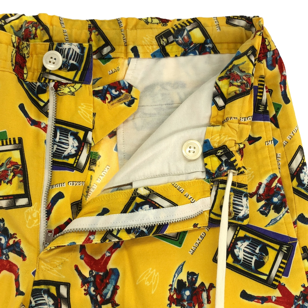 COMME des GARCONS HOMME PLUS / コムデギャルソンオムプリュス | 2003SS | Kamen Rider Ryuki / 仮面ライダー龍騎 コットン 総柄 プリント ドローストリング イージーパンツ | S | メンズ