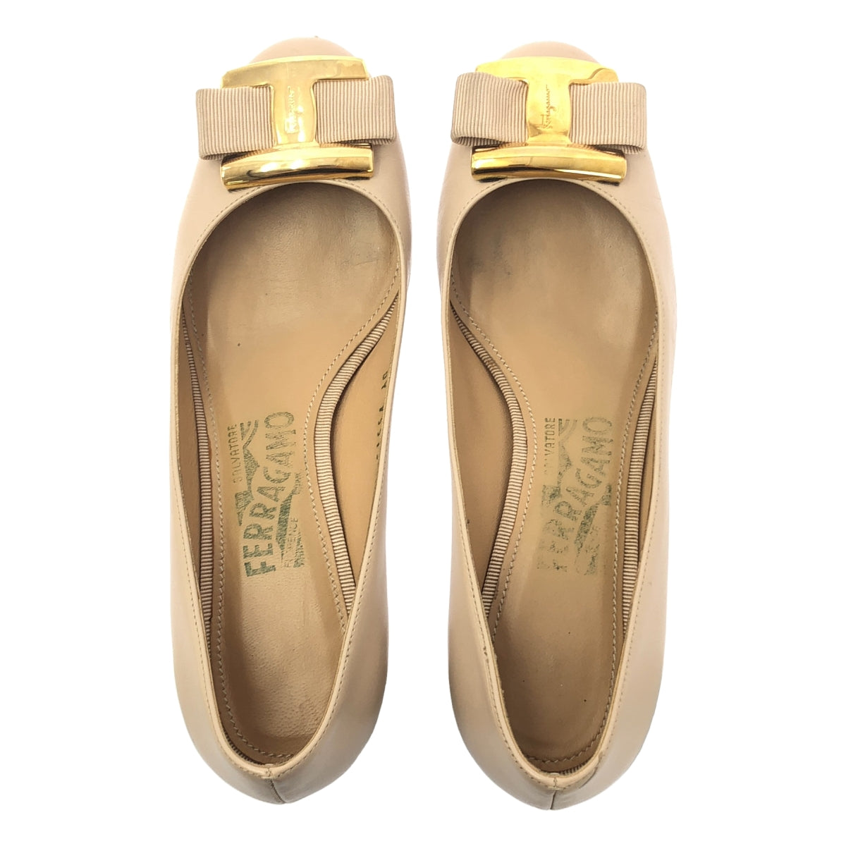 Salvatore Ferragamo / 살바토레 페라가모 | 리본 플레이트 가죽 펌프스 | 5.5 | 베이지 / 골드 | 여성