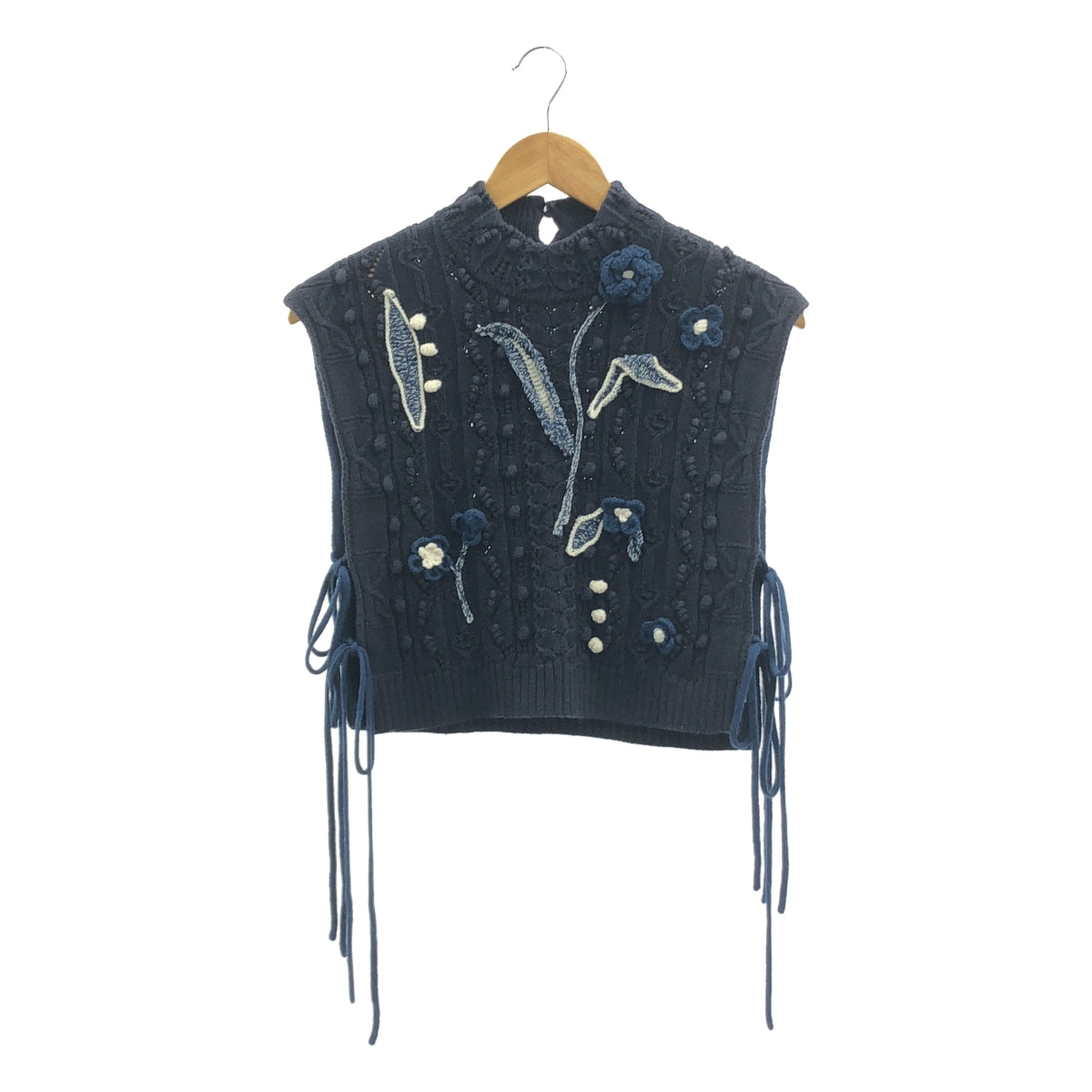 Mame Kurogouchi / マメクロゴウチ | Floral Motif Hand Knitted Vest