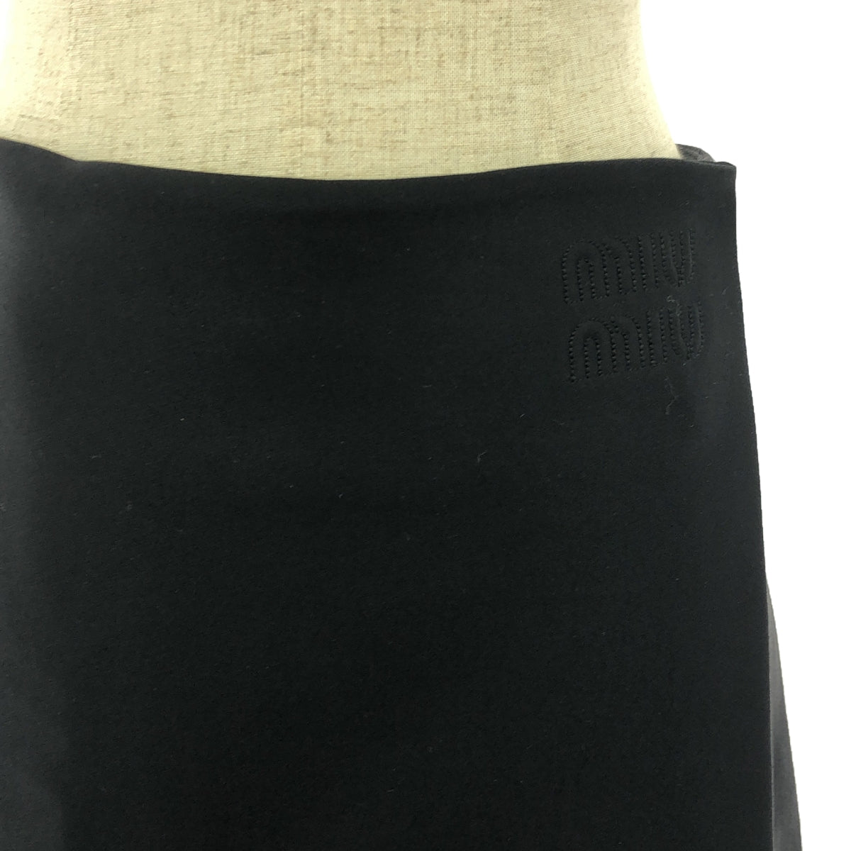 【美品】  miu miu / ミュウミュウ | 2023SS | フロントロゴ ラップ スカート / 総裏地 | 40 | ブラック | レディース
