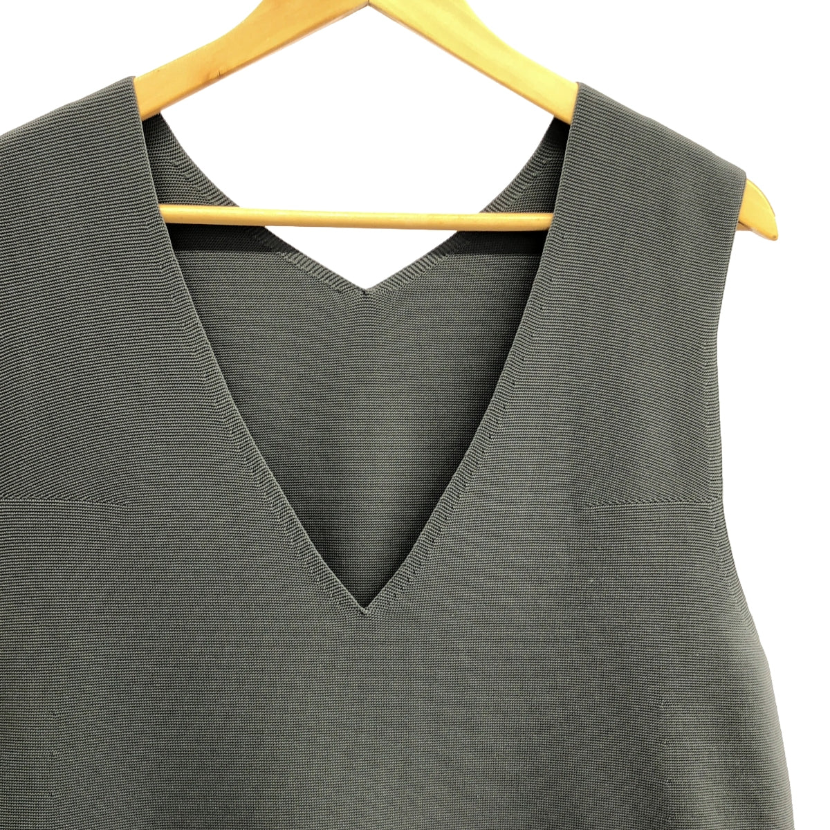 me ISSEY MIYAKE / ミーイッセイミヤケ | Vネック ノースリーブ ニット ワンピース | グレーグリーン | レディース