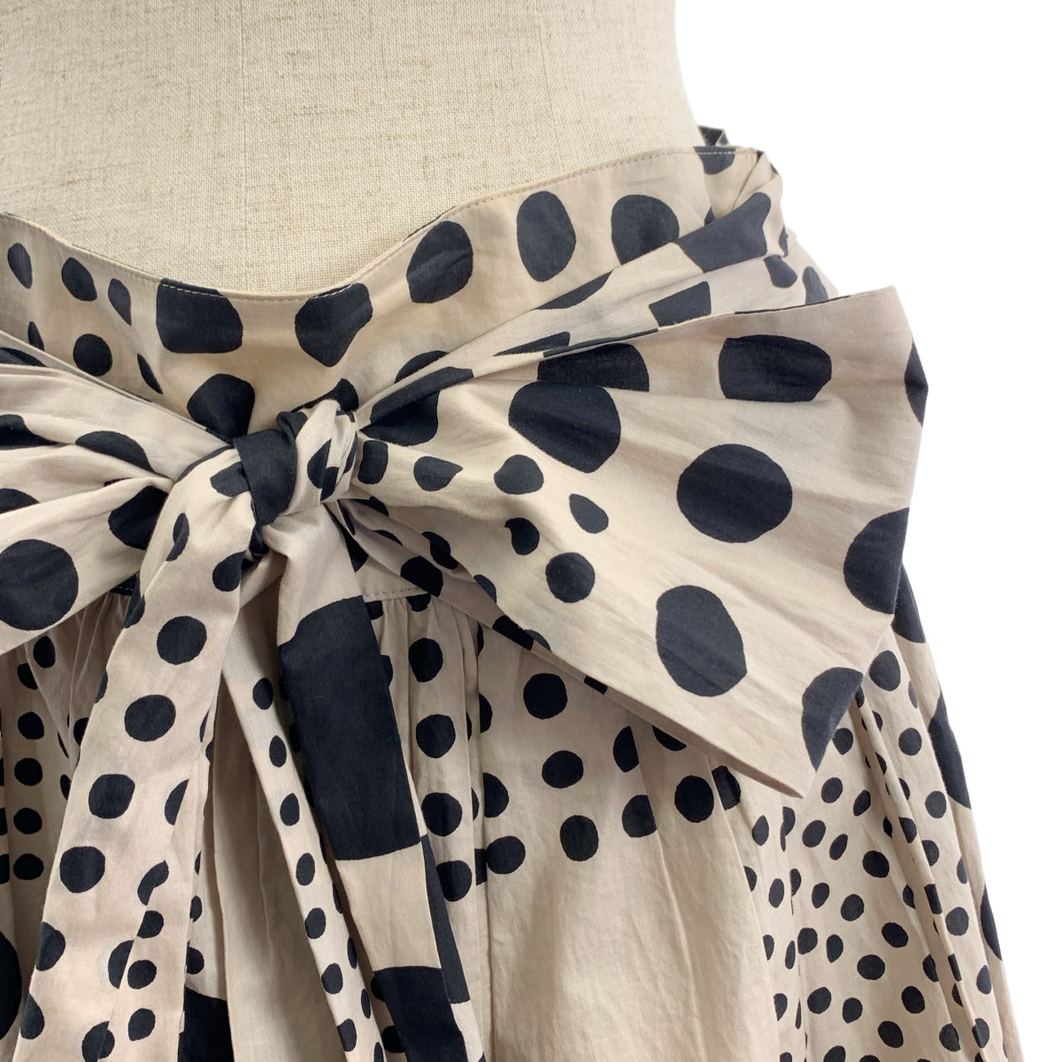 mina perhonen / 미나펠호넨 | universe 코튼 도트 개더 스커트 | 1 | 베이지 / 블랙 | 여성