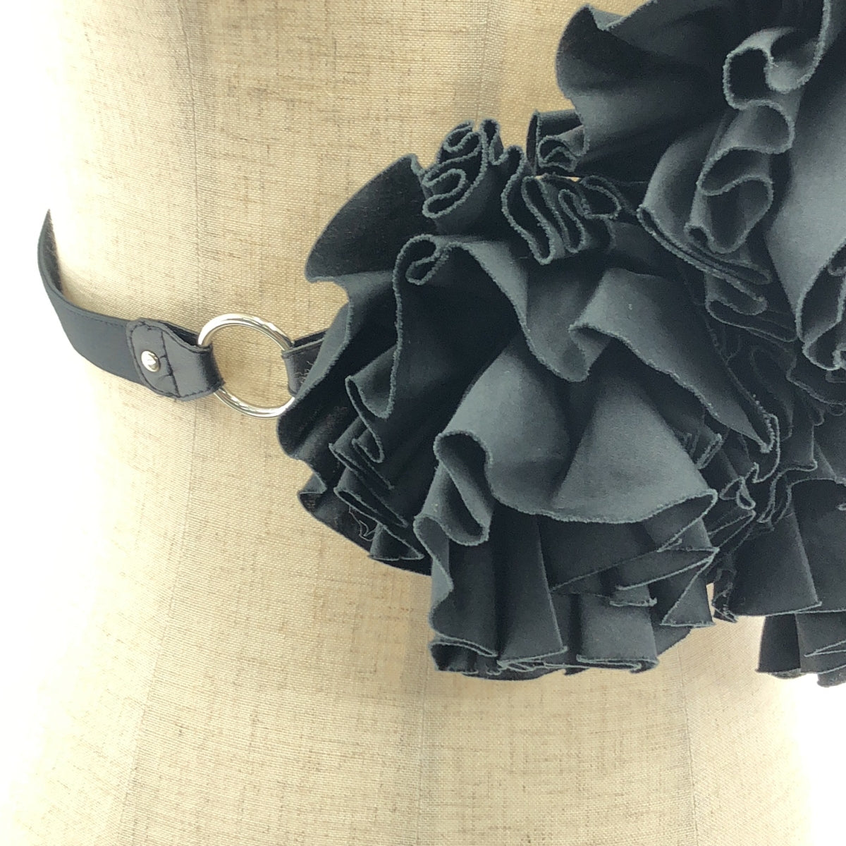noir kei ninomiya / ノワールケイニノミヤ | 2023SS | プリーツ フラワー ハーネス |