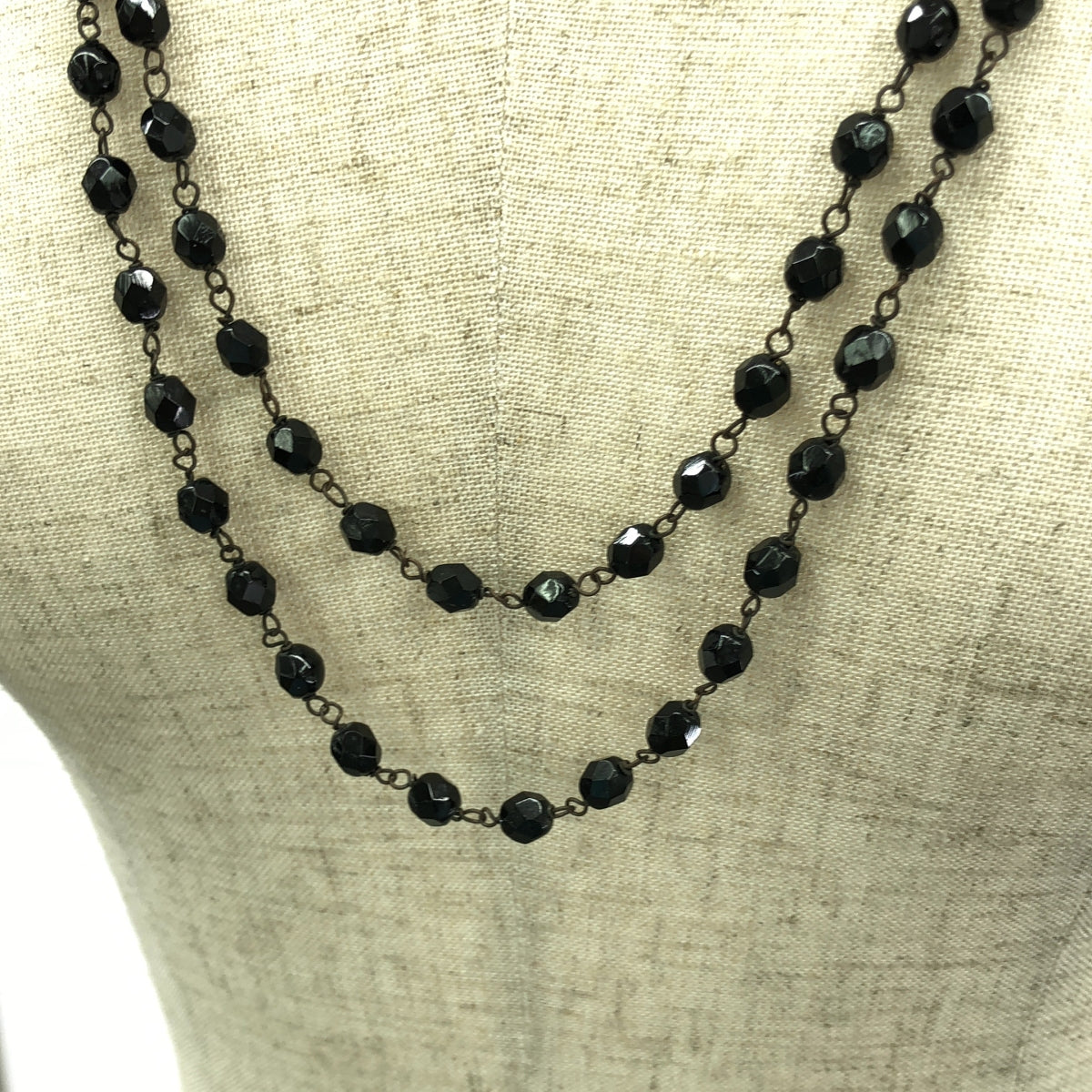 miu miu / 뮤 뮤 | BLACK STONE NECKLACE / 블랙 스톤 롱 목걸이 |