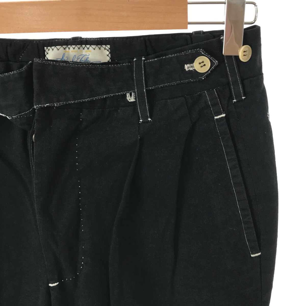 歪斜的裁縫棉質兩褶休閒褲 |黑色 |男士