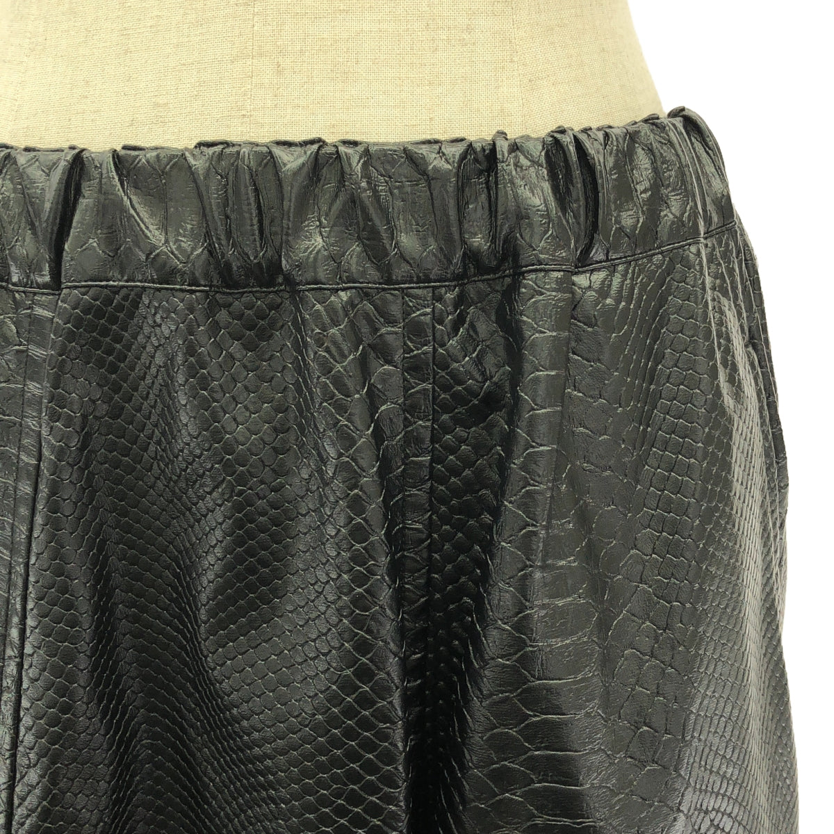 【美品】 COMME des GARCONS / コムデギャルソン | 2022AW | フェイクレザー クロコダイル 変形 ドローストリング スカート | S | ブラック | レディース
