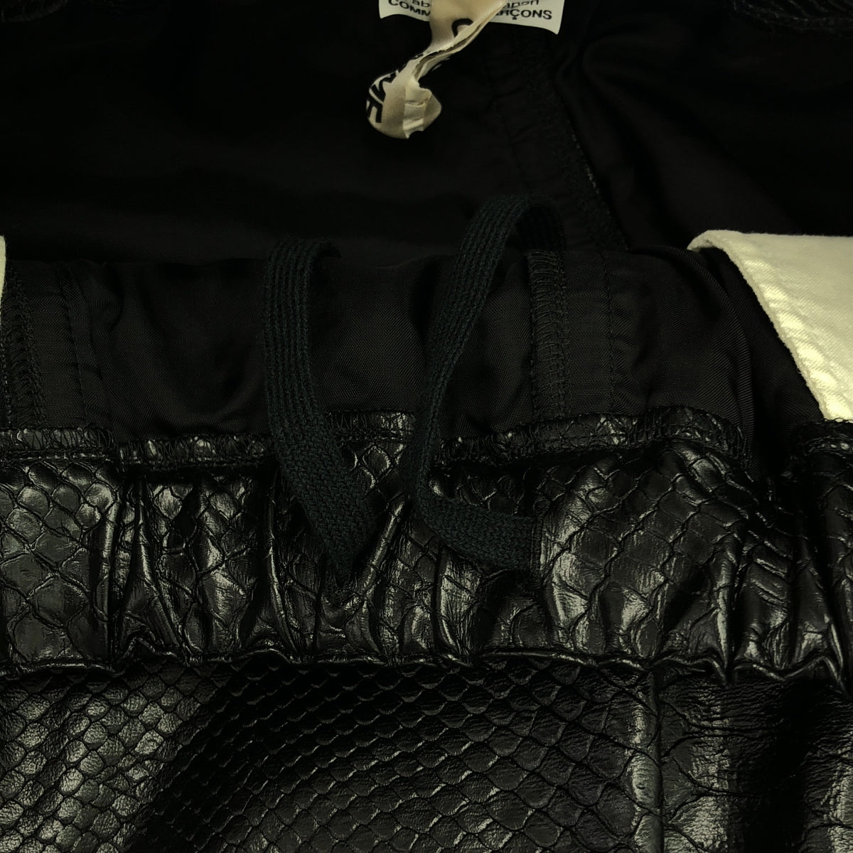 【美品】 COMME des GARCONS / コムデギャルソン | 2022AW | フェイクレザー クロコダイル 変形 ドローストリング スカート | S | ブラック | レディース
