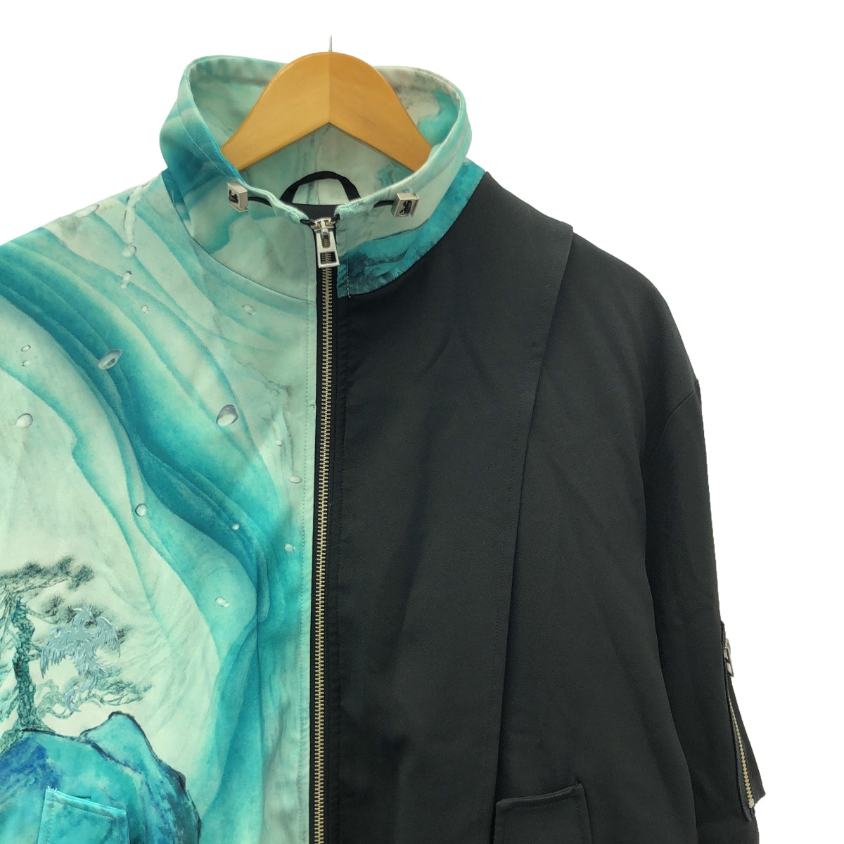 【美品】 FenG CHen WANG / フェンチェンワン | × Piaggio Landscape Bomber Jacket / オーバージャケット ブルゾン / ロゴ総裏地 | XS | ブラック/ターコイズグリーン系 | メンズ
