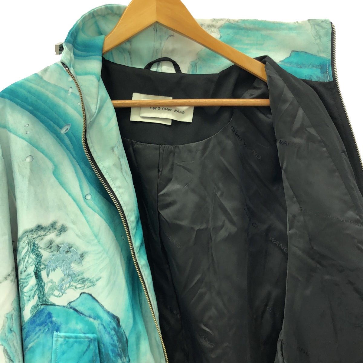 【美品】 FenG CHen WANG / フェンチェンワン | × Piaggio Landscape Bomber Jacket / オーバージャケット ブルゾン / ロゴ総裏地 | XS | ブラック/ターコイズグリーン系 | メンズ