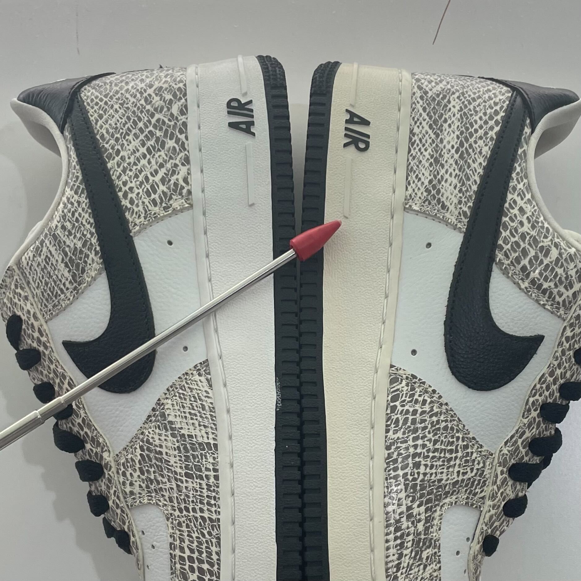 【미품】 NIKE / 나이키 | AIR FORCE 1 LOW RETRO / 845053-104 에어 포스 1 로우 레트로 뱀 가죽 스니커즈 | 28.5 | 화이트 / 그레이 계 | 남성