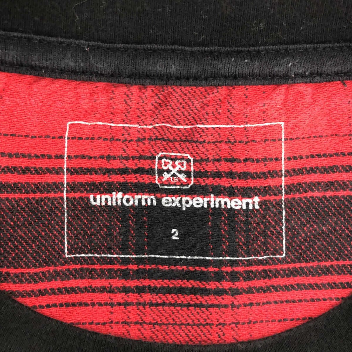 uniform experiment / ユニフォームエクスペリメント | バックチェック 切替 ロゴプリント Tシャツ | 2 | ブラック / レッド | メンズ