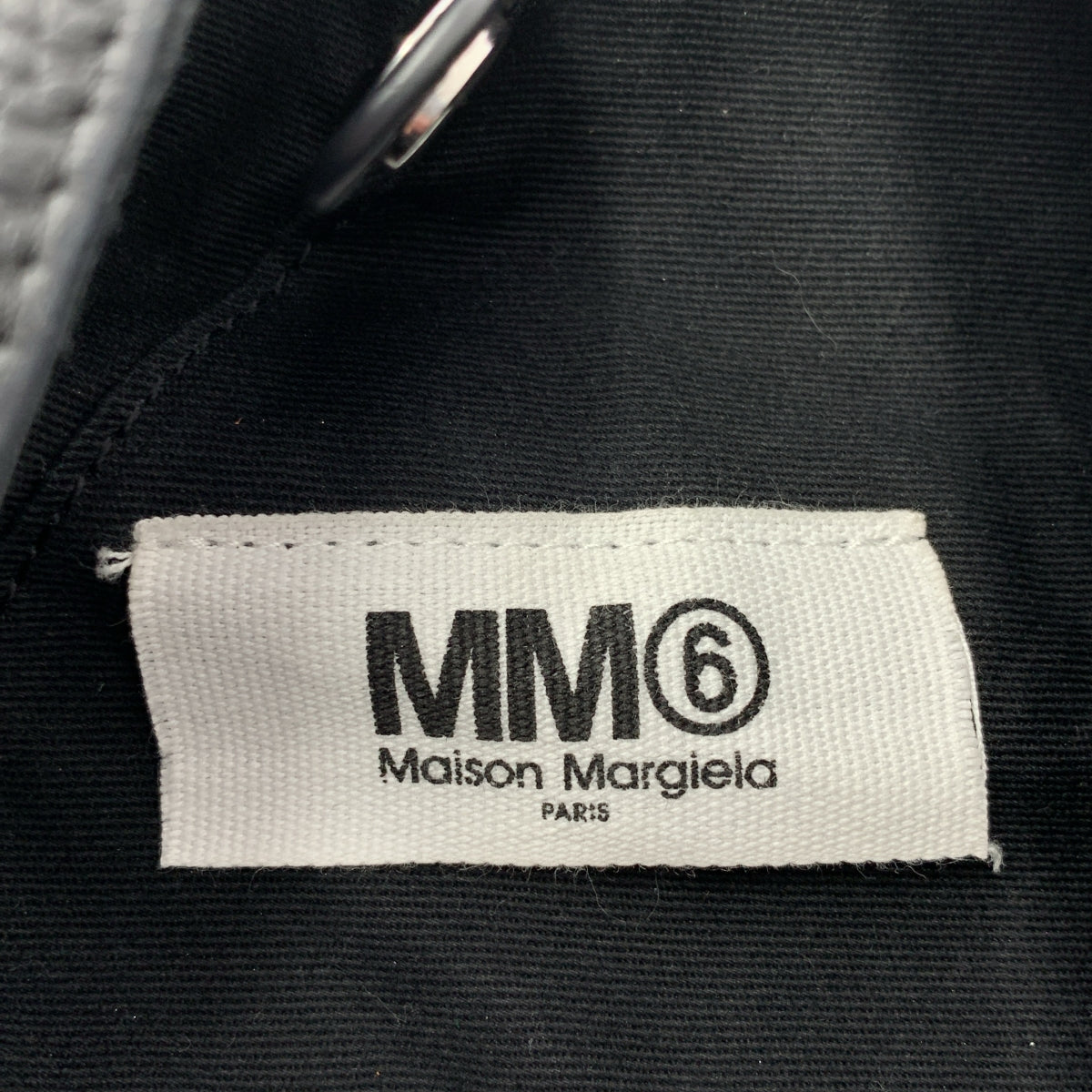 MM6 Maison Margiela / 엠엠 식스 메종 마르젤라 | 2023 | Korean / 일본 가죽 로고 핸들 핸드 토트 백 / 유니섹스 | UNI |