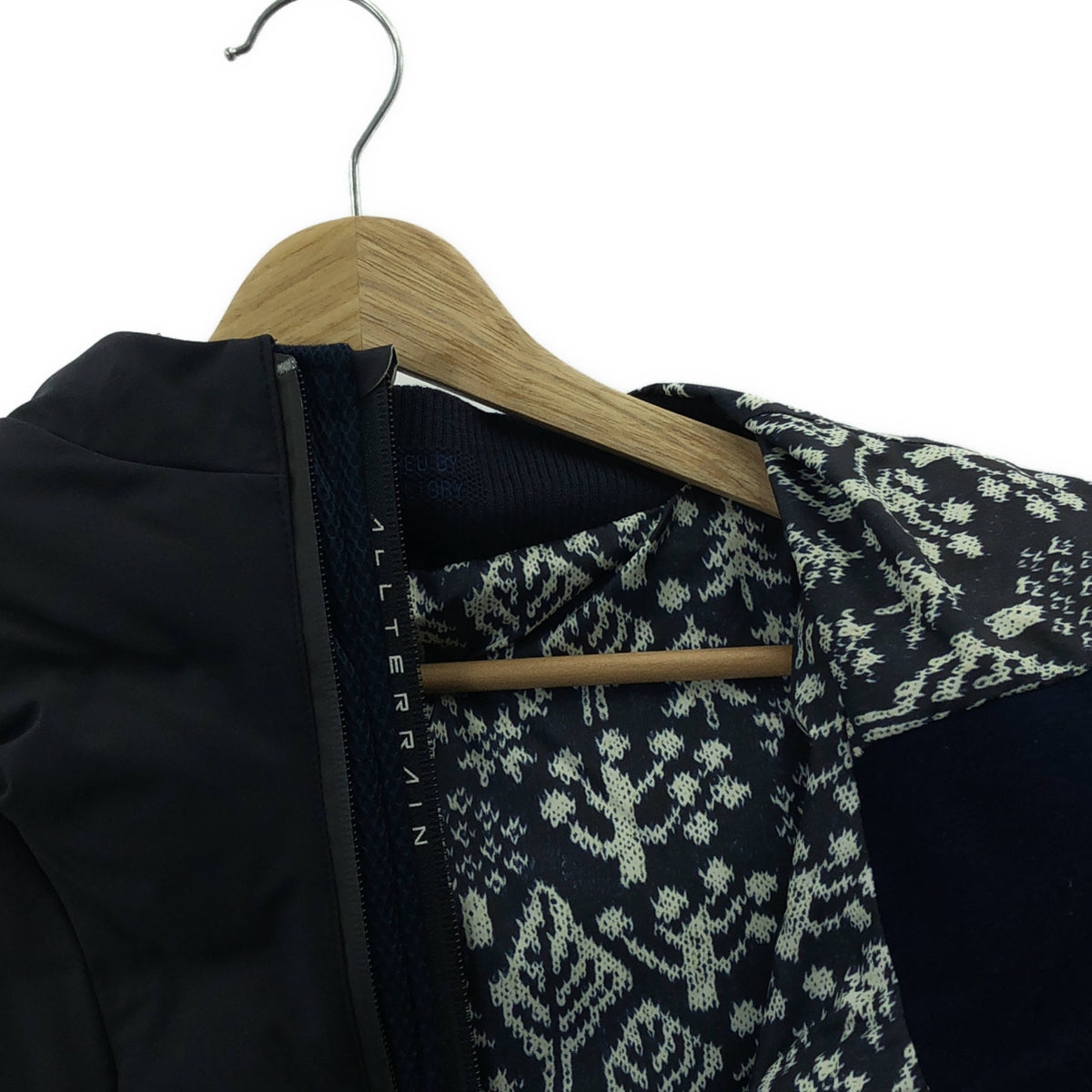 DESCENTE ALLTERRAIN / デサントオルテライン | × ほぼ日 裏地 総柄 水沢ダウン ジャケット | S | ネイビー | レディース