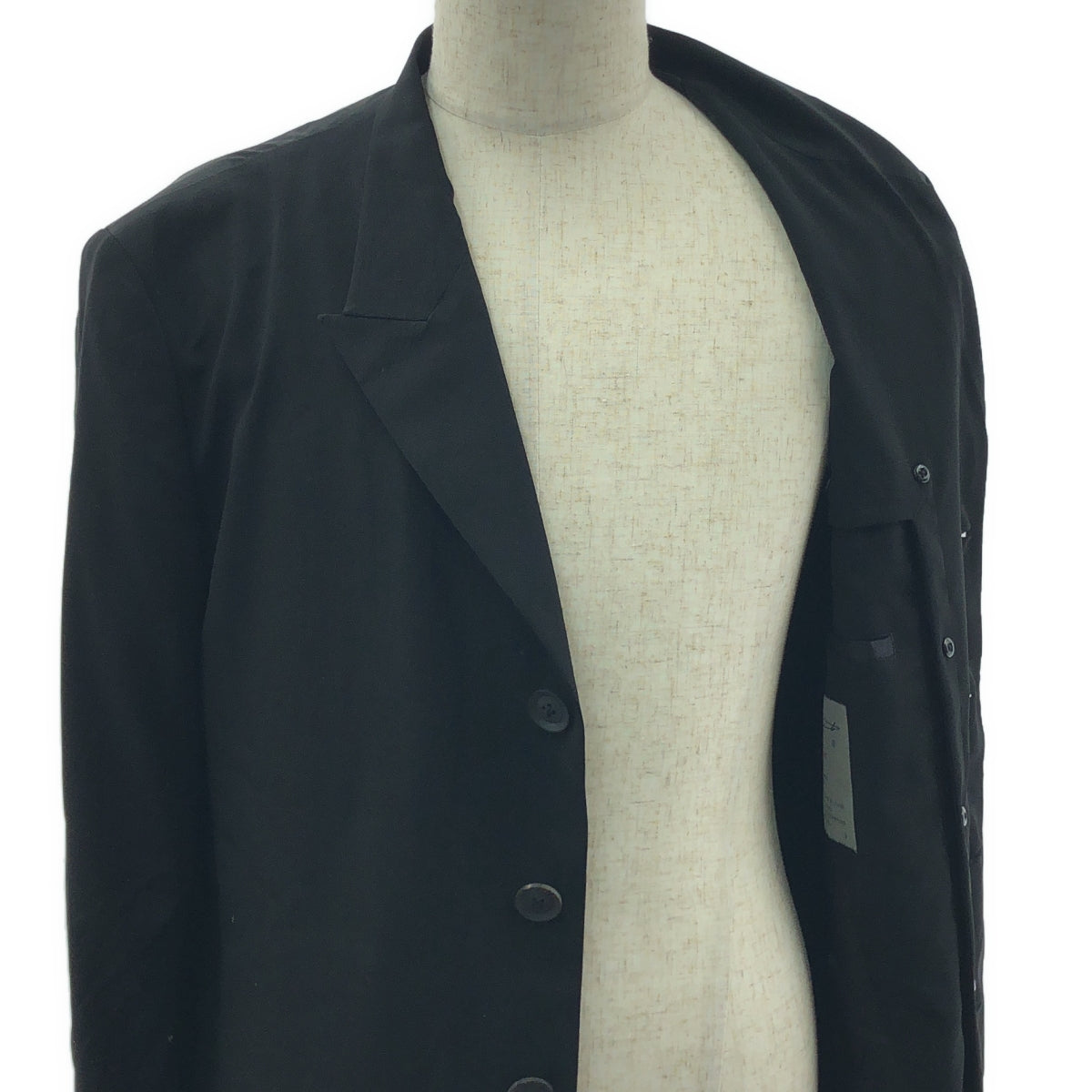 [미품] YOHJI YAMAMOTO POUR HOMME / 요우지야마모토풀 옴므 | 2025SS | TA TUXEDO BUTTON DETAIL JACKET / 좌비 날개 소매 버튼 첨부 TA 턱시도 재킷 / 총 안감 | 2 | 블랙 | 남성