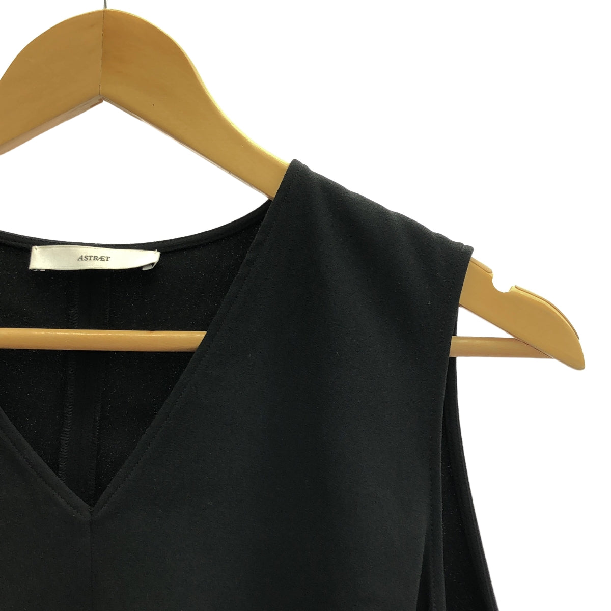 ASTRAET | V領側喇叭無袖|黑色 |女性的