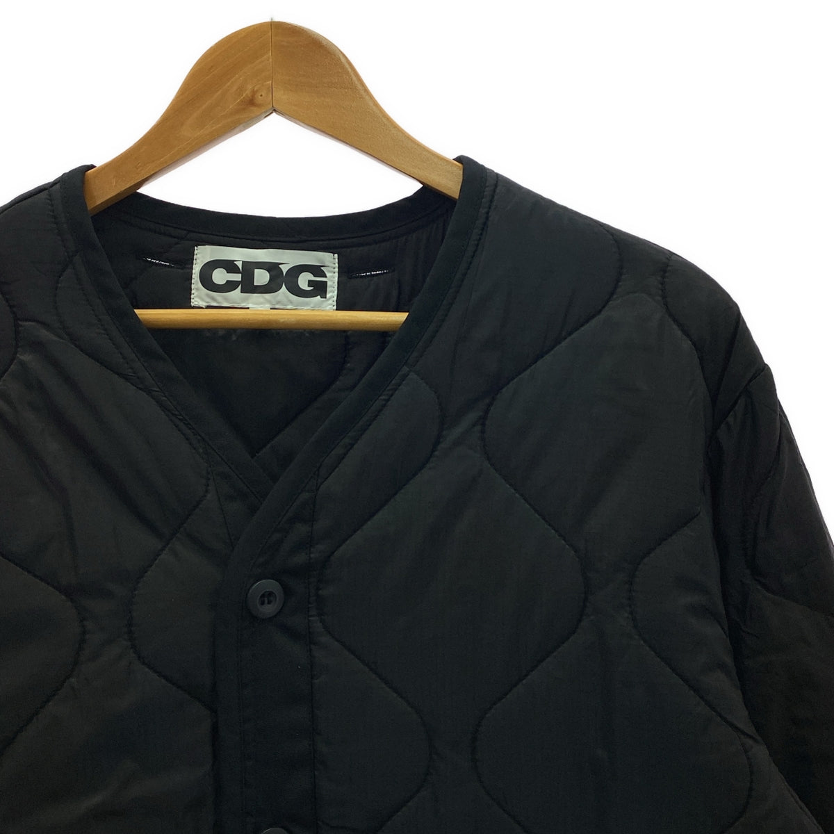 CDG by Comme des Garcons. / シーディージー コムデギャルソン | × Alpha Industries ロゴプリント キルティングジャケット | M | ブラック | メンズ