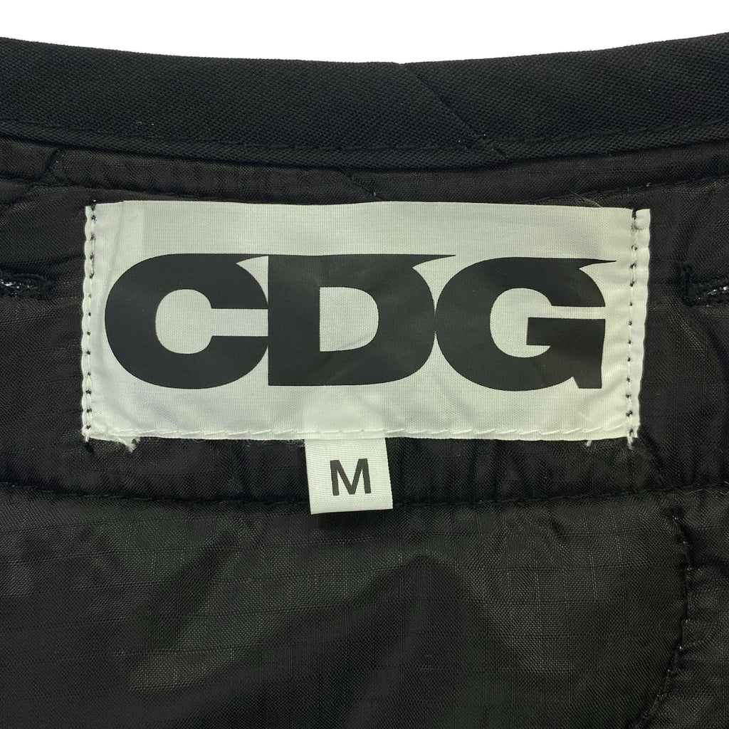 CDG by Comme des Garcons. / シーディージー コムデギャルソン | × Alpha Industries ロゴプリント キルティングジャケット | M | ブラック | メンズ