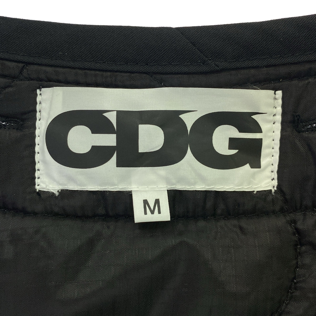 CDG by Comme des Garcons. / シーディージー コムデギャルソン | × Alpha Industries ロゴプリント キルティングジャケット | M | ブラック | メンズ