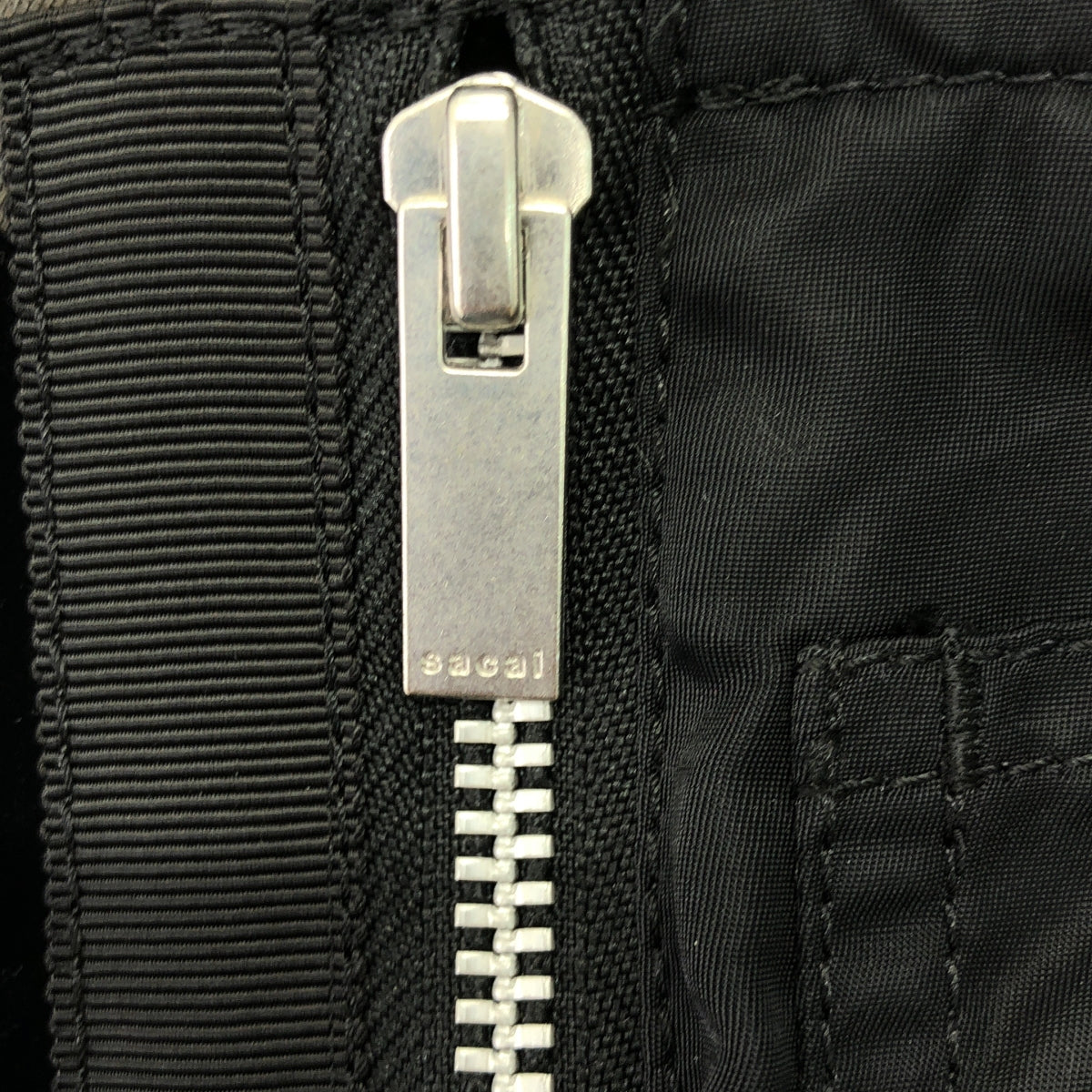 sacai / サカイ | 2022AW | 総柄 変形 ロゴジップ ドローストリング ジャケット ブルゾン | 2 | ブラック/グレー系 | レディース