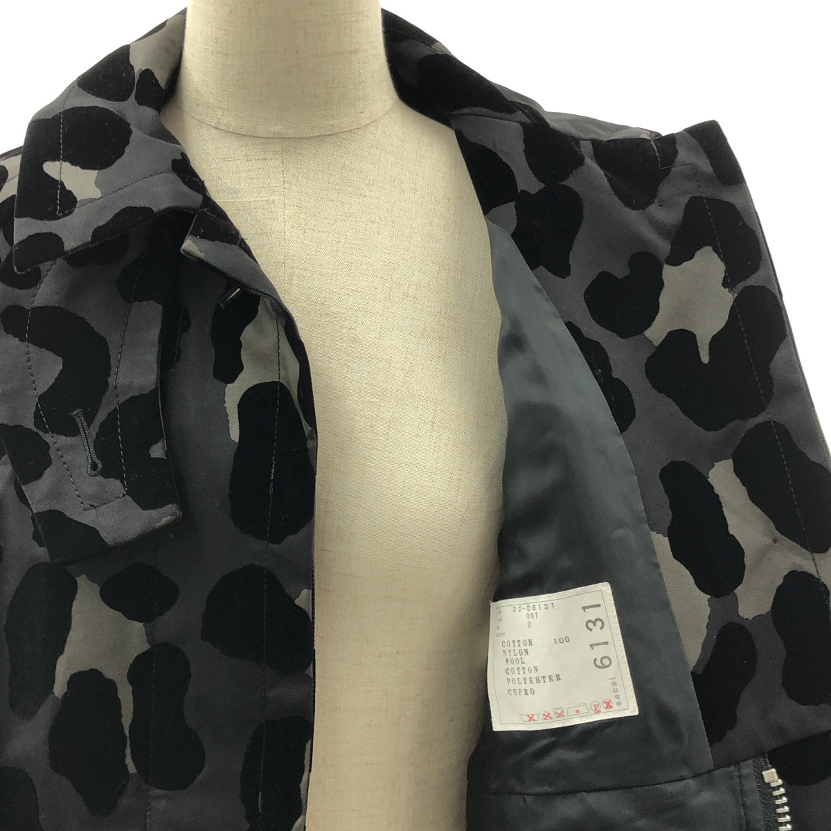sacai | 2022 秋冬 | 全身印花、不對稱標誌拉鍊抽繩外套/束腰外套 | 尺寸 2 | 女款
