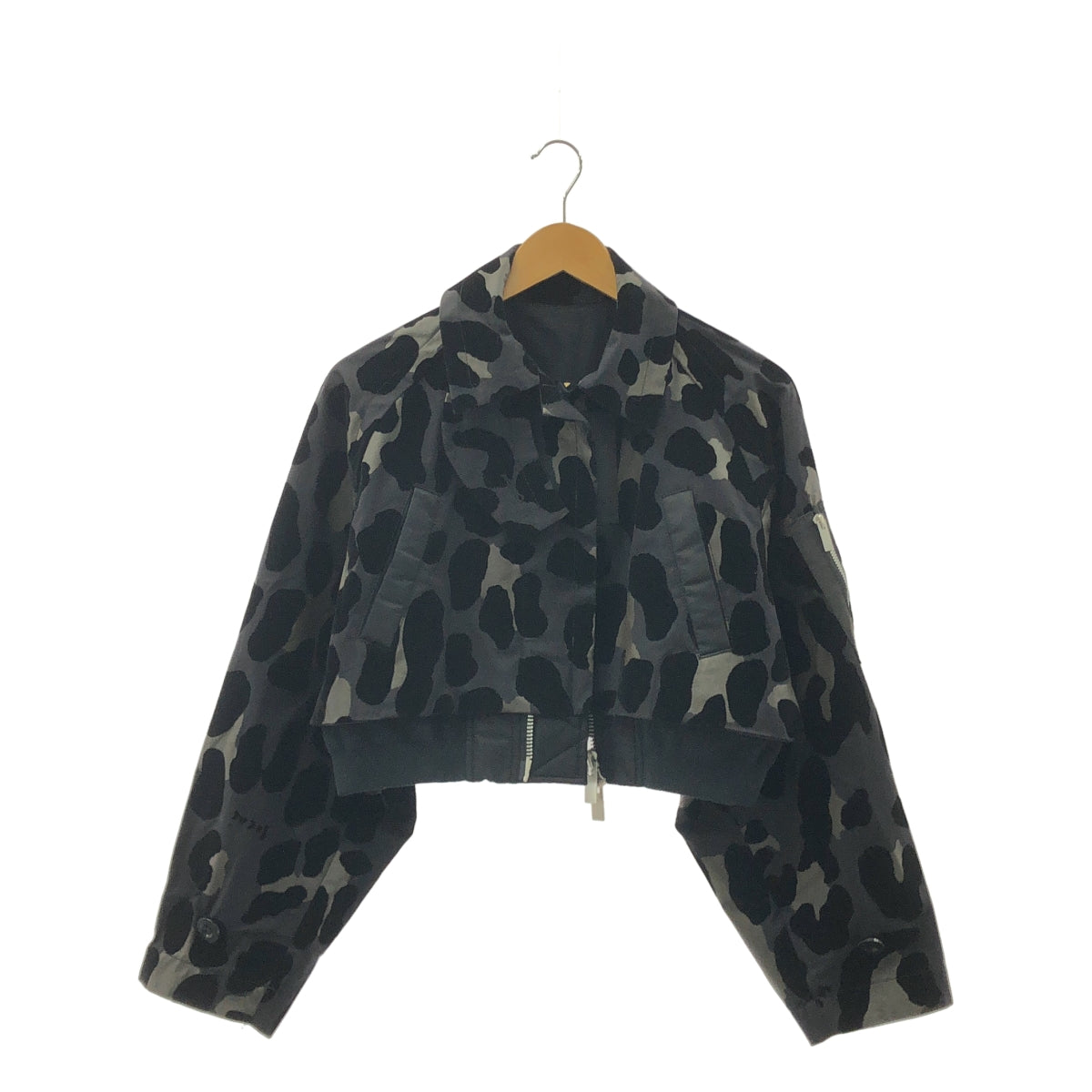 sacai / サカイ | 2022AW | 総柄 変形 ロゴジップ ドローストリング ジャケット ブルゾン | 2 | ブラック/グレー系 | レディース