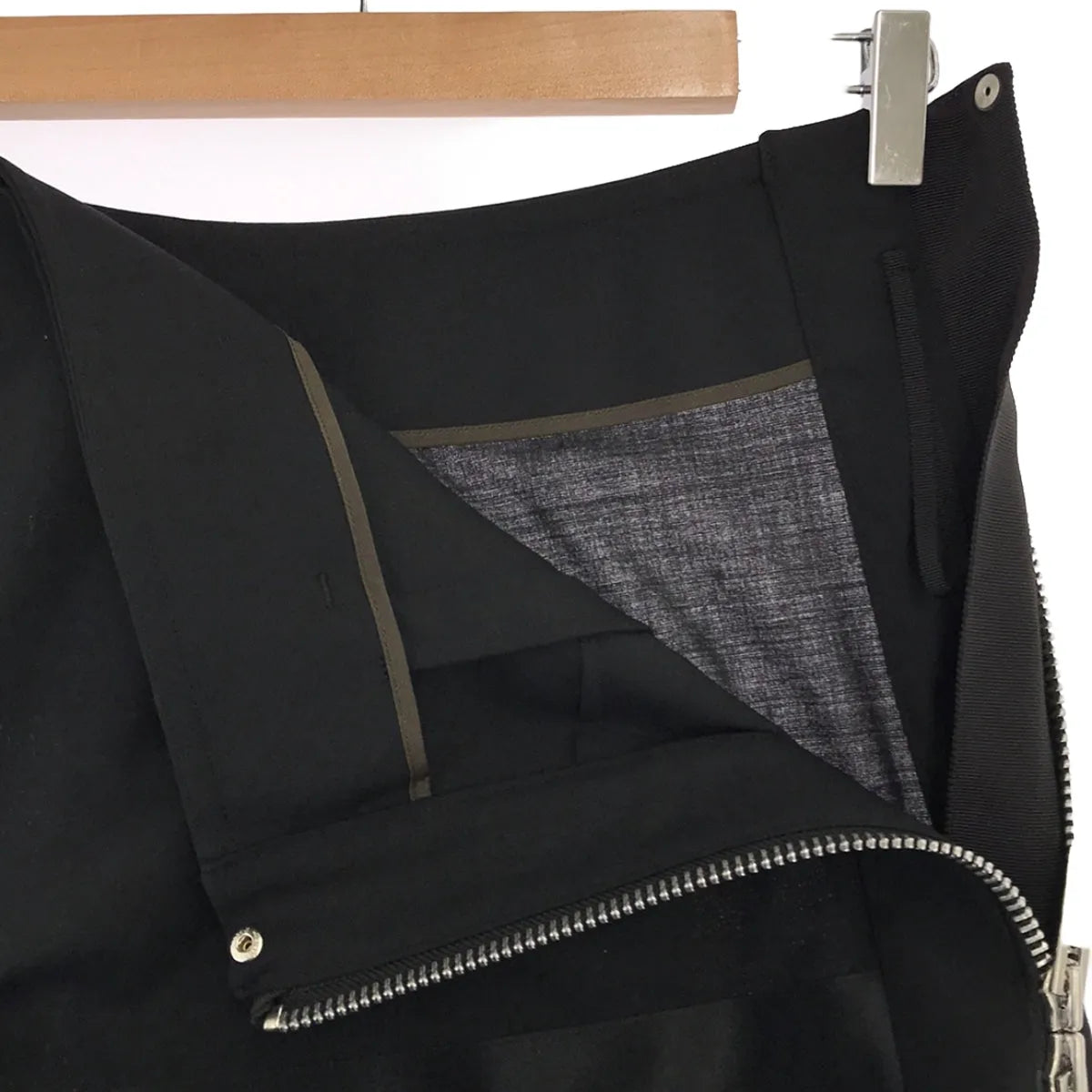 sacai / サカイ | 2023SS | MINI SKIRT WITH ASYMMETRICAL HEM スカート | 1 | ブラック | レディース