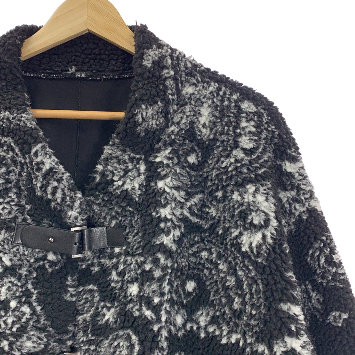 Stunning Lure | 羊毛圍巾無領外套 | 2 碼 | 黑色/白色 | 女款