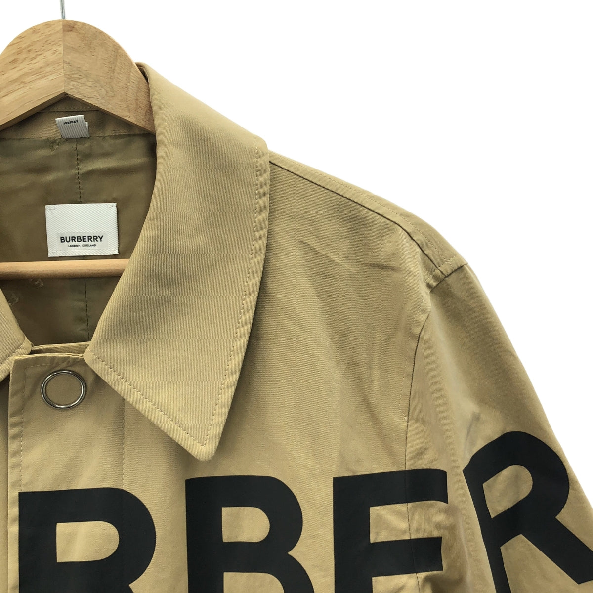 【美品】  BURBERRY LONDON ENGLAND / バーバリーロンドンイングランド | ホースフェリー / ステンカラー オーバー コート / ロゴ総裏地 | 44 | ベージュ | メンズ
