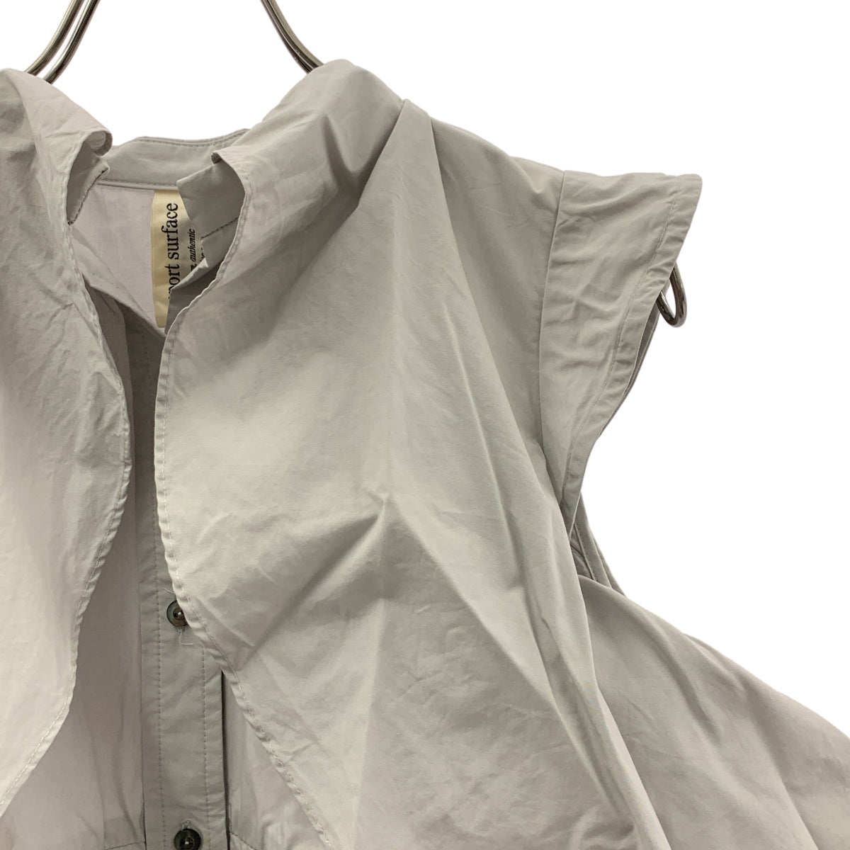 SUPPORT SURFACE / サポートサーフェス | フリル装飾 ノースリーブ ティアード シャツワンピース |