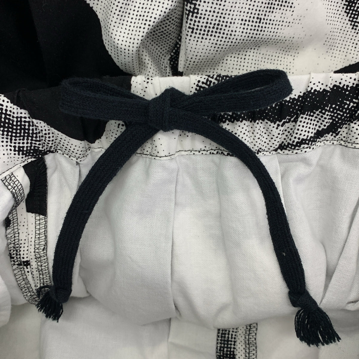 【美品】  COMME des GARCONS / コムデギャルソン | 2022SS | 総柄 オーバーシルエットドローストリング スカート | S | ブラック/ホワイト | レディース