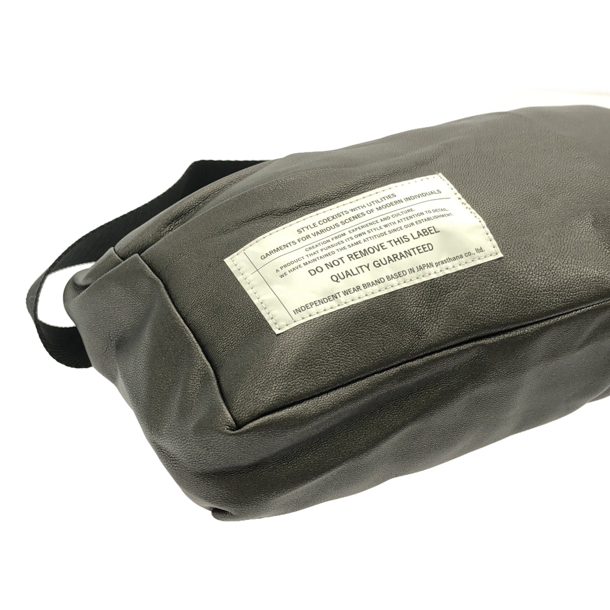 【新品】  prasthana / プラスターナ | royal leather commuter sling | F | ブラック | メンズ