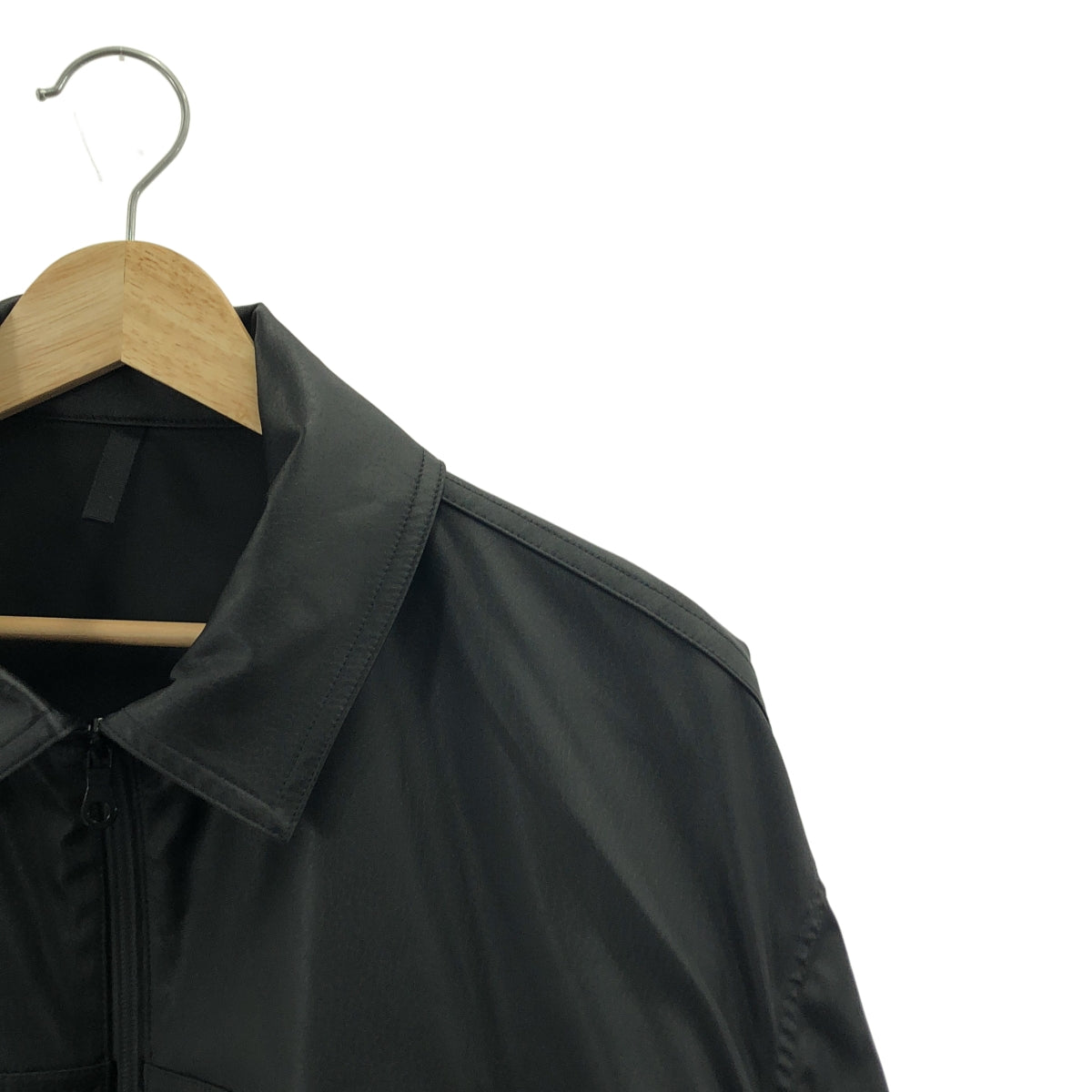 [狀況良好] Licht Bestreben | 2024 秋冬 |人造皮革側拉鍊開衩 CWU 外套 | SHOPBOP尺寸 2 |黑色|男士