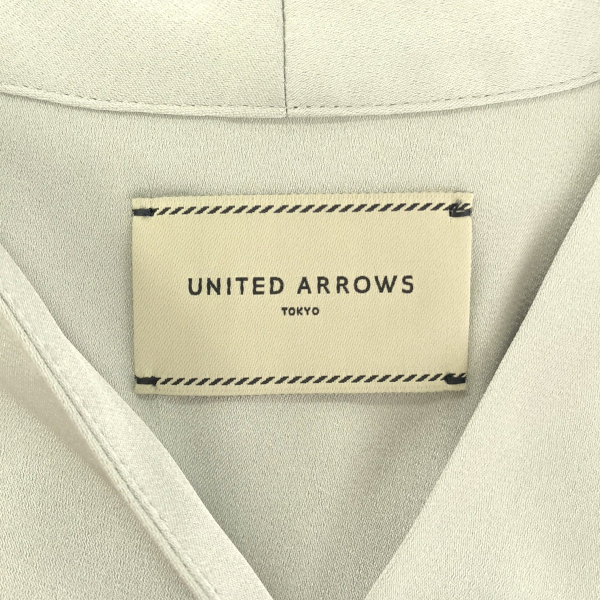 【미품】 UNITED ARROWS / 유나이티드 아로즈 | 새틴 메탈 버튼 V 넥 블라우스 | 38 | 그린 | 여성