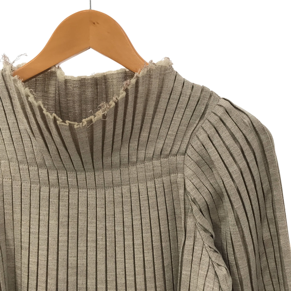 Uhr | Pleated cut-off blouse | Beige | Women's