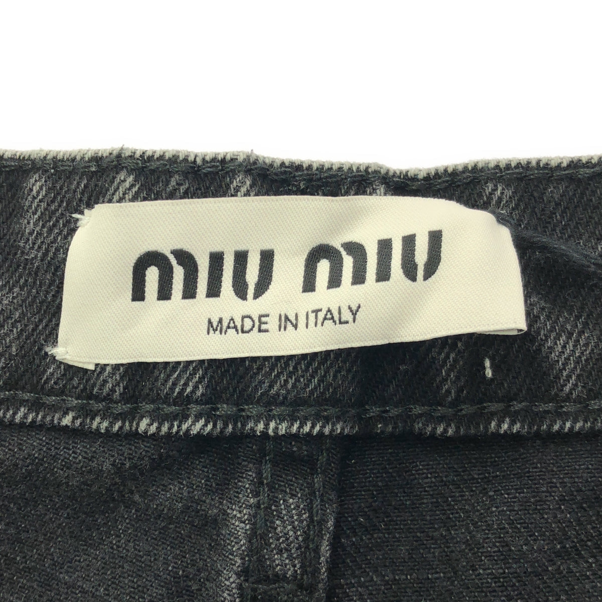 miu miu / 뮤 뮤 | 2023SS | 백 로고 사이드 라인 컷오프 플레어 블랙 데님 팬츠 | 25 | 여성