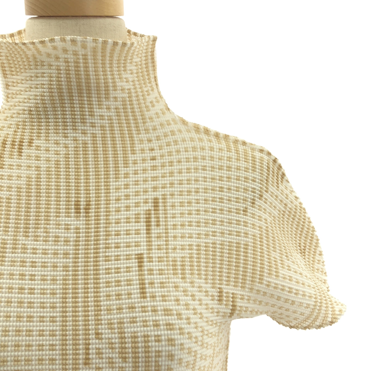 me ISSEY MIYAKE / 미이세이미야케 | 주름 총무늬 하이넥 탑스 |