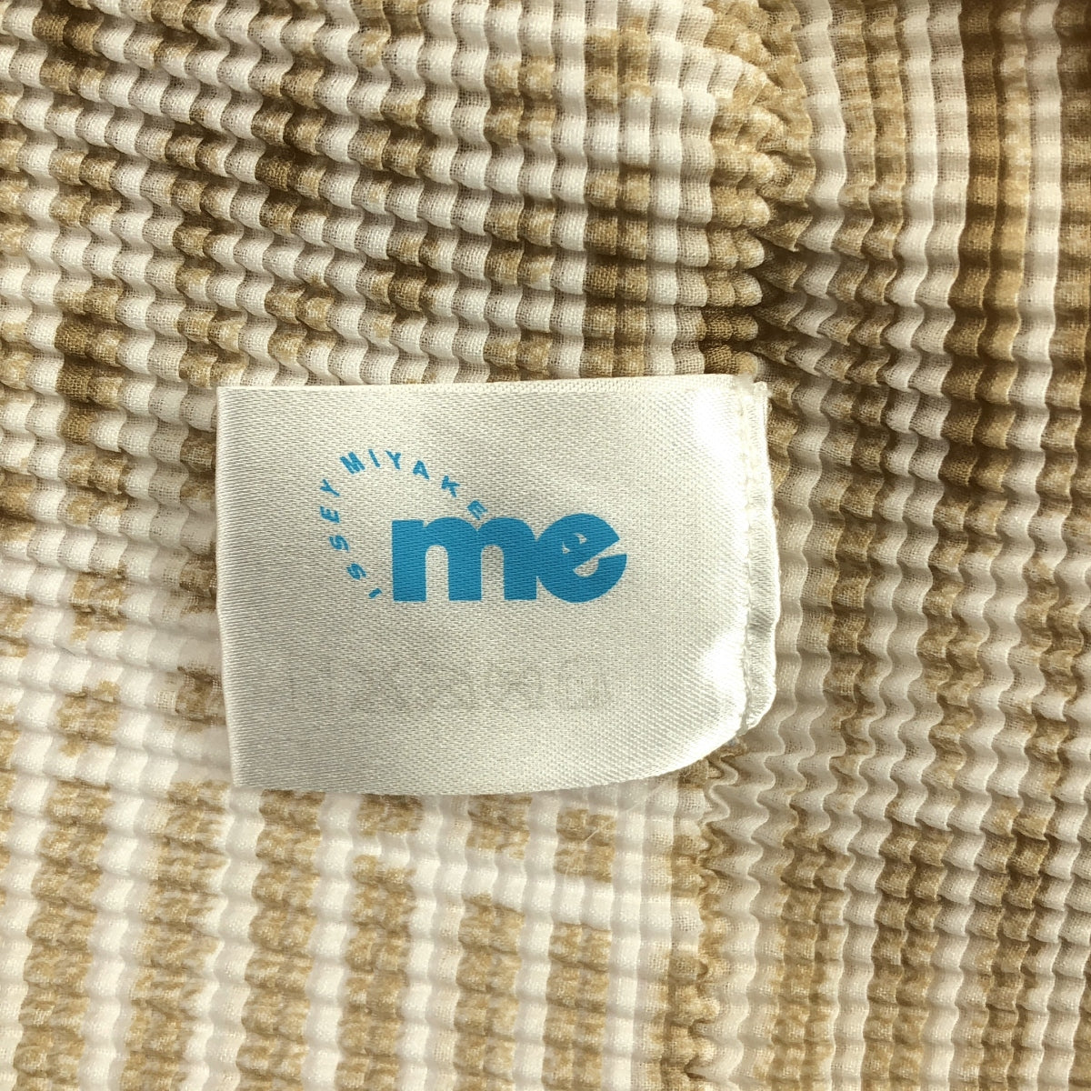 me ISSEY MIYAKE / 미이세이미야케 | 주름 총무늬 하이넥 탑스 |