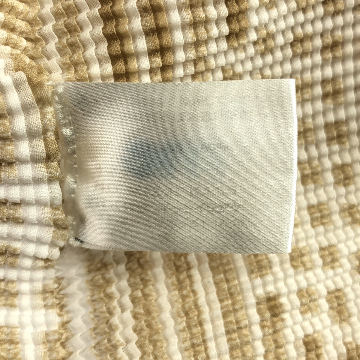 me ISSEY MIYAKE / 미이세이미야케 | 주름 총무늬 하이넥 탑스 |