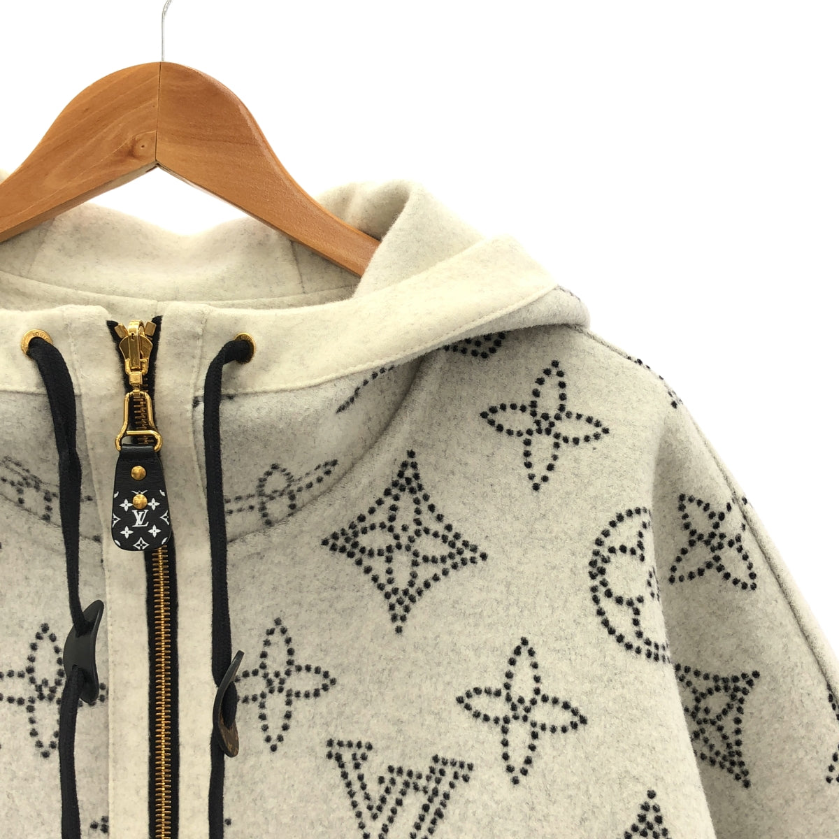 Louis Vuitton | 2023 春夏系列 | 雙面 Mahina 字母連帽斗篷大衣 | TU |