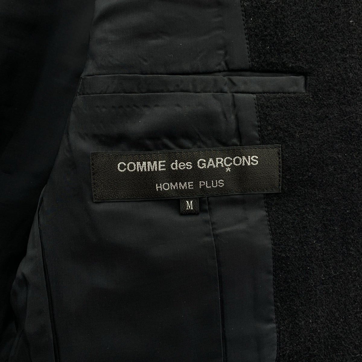 COMME des GARCONS HOMME PLUS / 콤데 갤슨 옴플루스 | 2024AW/AD2024 | JACKET WITH MANY BUTTON 메니 버튼 폴리 에스테르 체스터 코트 | M | 블랙 | 남성