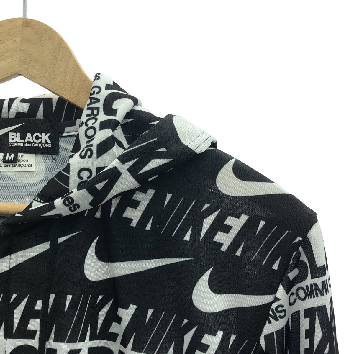 BLACK COMME des GARCONS / ブラックコムデギャルソン | 2019AW / AD2019 | NIKE LOGO ZIP PARKA ロゴ総柄 ポリエステル ジップパーカー | M | ブラック / ホワイト | メンズ
