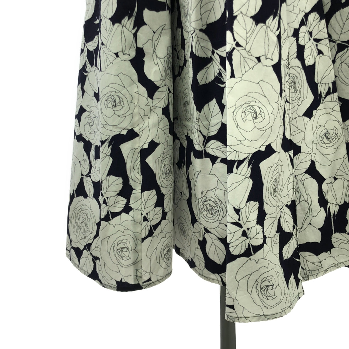 【美品】  SEVEN TEN by MIHO KAWAHITO / セブンテンバイミホカワヒト | ヴィンテージプリント タック スカート | S | ネイビー/ホワイト | レディース