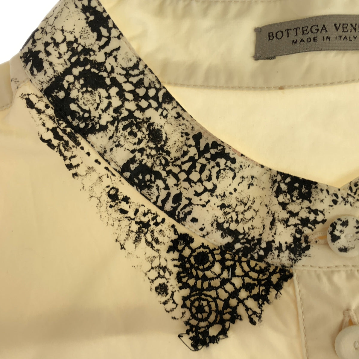 BOTTEGA VENETA / 보테가베네타 | 레이스 장식 스탠드 컬러 셔츠 블라우스 | 38 | 에크루/블랙계 | 여성