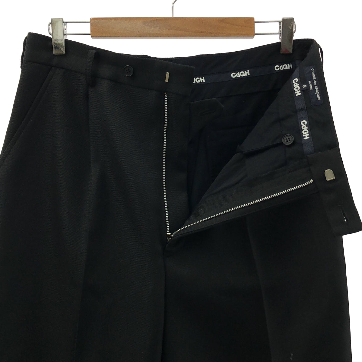 COMME des GARÇONS HOMME | 2023 秋冬系列 | 聚酯單褶闊腿褲 | S 碼 | 男士