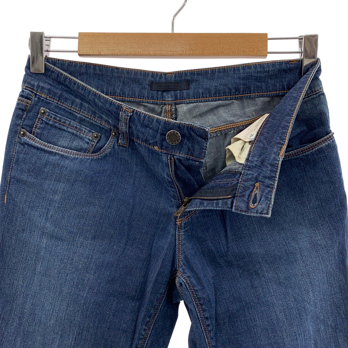 PRADA / 프라다 | 로고 가죽 패치 데님 바지 | 25 | 인디고 | 여성