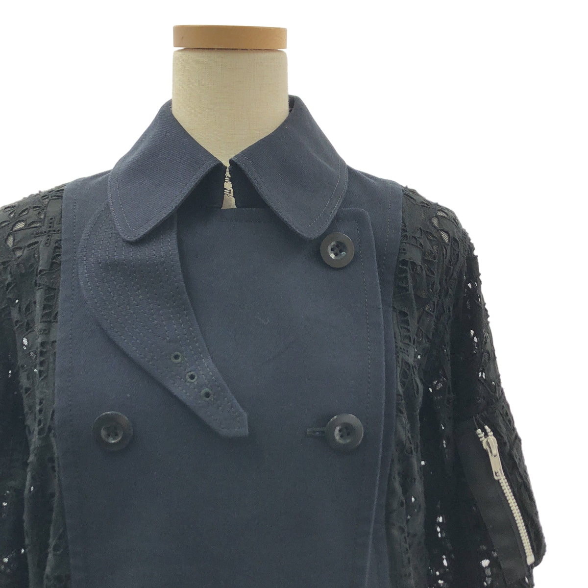 [狀況極佳] sacai | 蕾絲邊飾腰帶雙排扣大衣，全網眼襯裡 | 尺寸 1 | 海軍藍/黑色 | 女款
