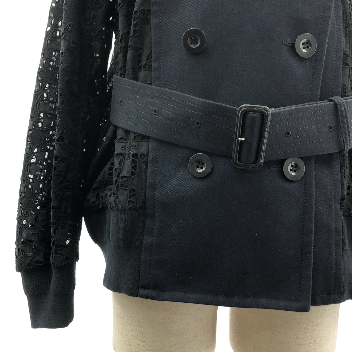 [狀況極佳] sacai | 蕾絲邊飾腰帶雙排扣大衣，全網眼襯裡 | 尺寸 1 | 海軍藍/黑色 | 女款